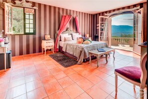 6 slaapkamers, een strijkplank/strijkijzer, wifi, beddengoed