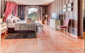 6 bedrooms, iron/ironing board, WiFi, bed sheets
