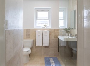 ベーシック アパートメント | バスルーム | シャワー