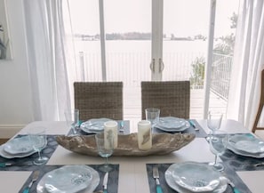 تلفزيون بشاشة مسطحة