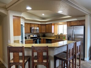 Fridge, microwave, oven, stovetop - Peaceful, Family and Pet Friendly Home with Boat-Deep Garage and RV Parking (Lake Havasu City)