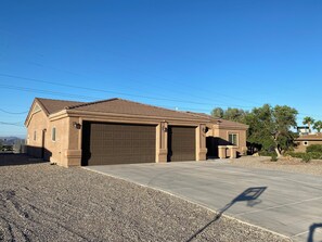 Exterior - Peaceful, Family and Pet Friendly Home with Boat-Deep Garage and RV Parking (Lake Havasu City)