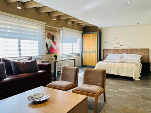 Loft, uitzicht op bergen | 1 slaapkamer, een kluis op de kamer, een laptopwerkplek