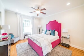 4 bedrooms, WiFi, bed sheets - Apple Orchard Farmhouse w/ Lake Views, Upstairs Only (Rustburg)