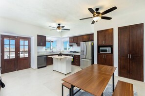 Fridge, microwave, oven, stovetop - Beach House - Charming 3 Bedroom Pool/Spa - In Lighthouse Pointe Estates (Baja California Sur)