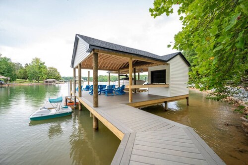 Smith Mtn Lake Retreat, Dock, Kayaks and Fire Pit!