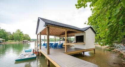 Smith Mtn Lake Retreat, Dock, Kayaks and Fire Pit!