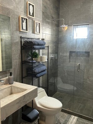 Dusche, Handtücher, Seife, Toilettenpapier