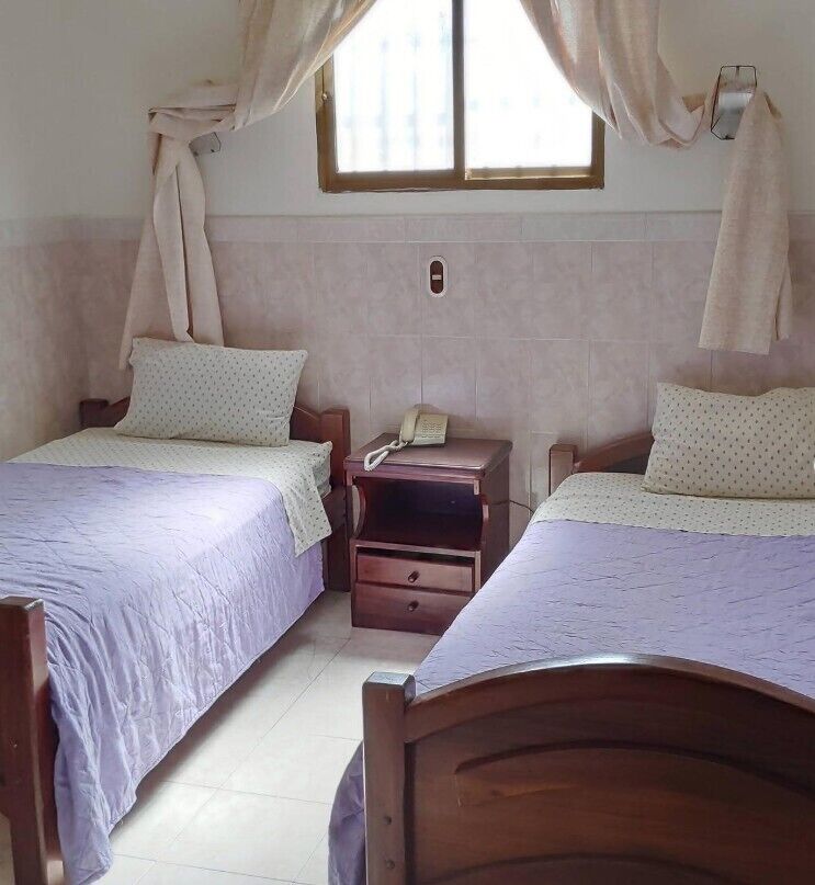 مكتب  ومساحة عمل للكمبيوتر المحمول وواي فاي مجانًا وملاءات أسرّة