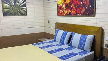 Basic Double Room | Desk, laptop workspace, free WiFi, bed sheets