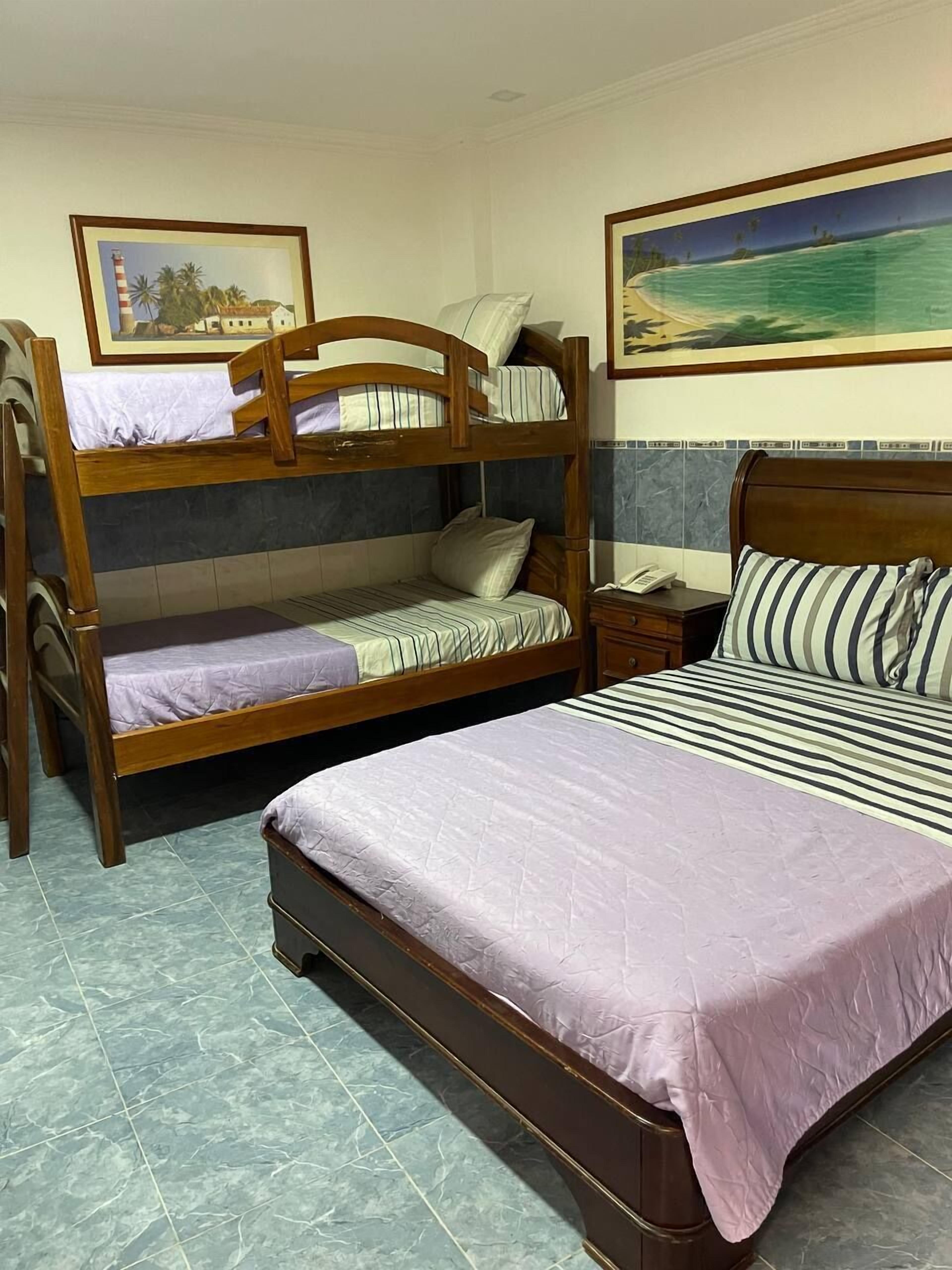 مكتب ومساحة عمل للكمبيوتر المحمول وواي فاي مجانًا وملاءات أسرّة