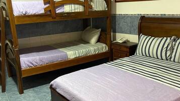 Bureau, espace de travail pour ordinateur portable, Wi-Fi gratuit