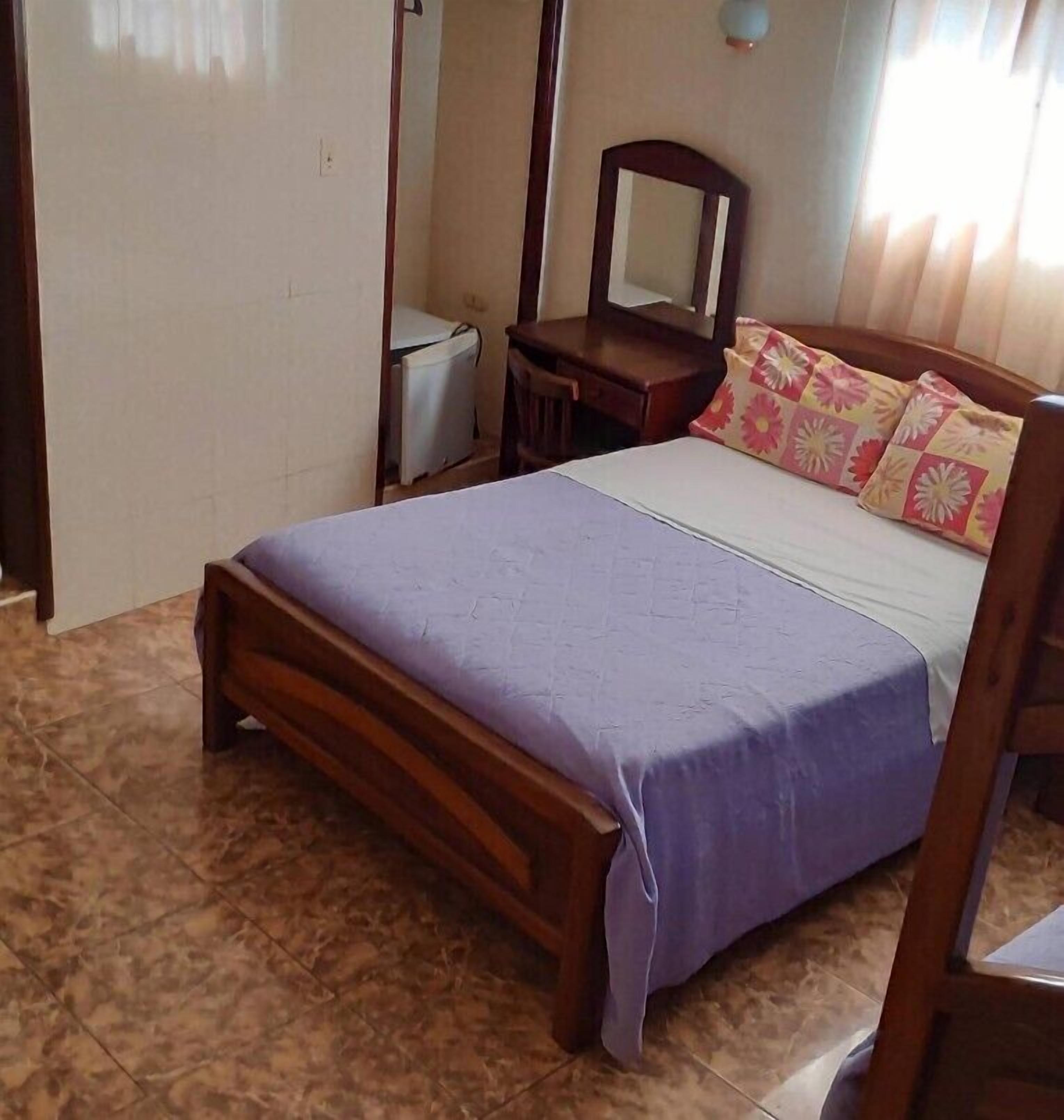 مكتب ومساحة عمل للكمبيوتر المحمول وواي فاي مجانًا وملاءات أسرّة