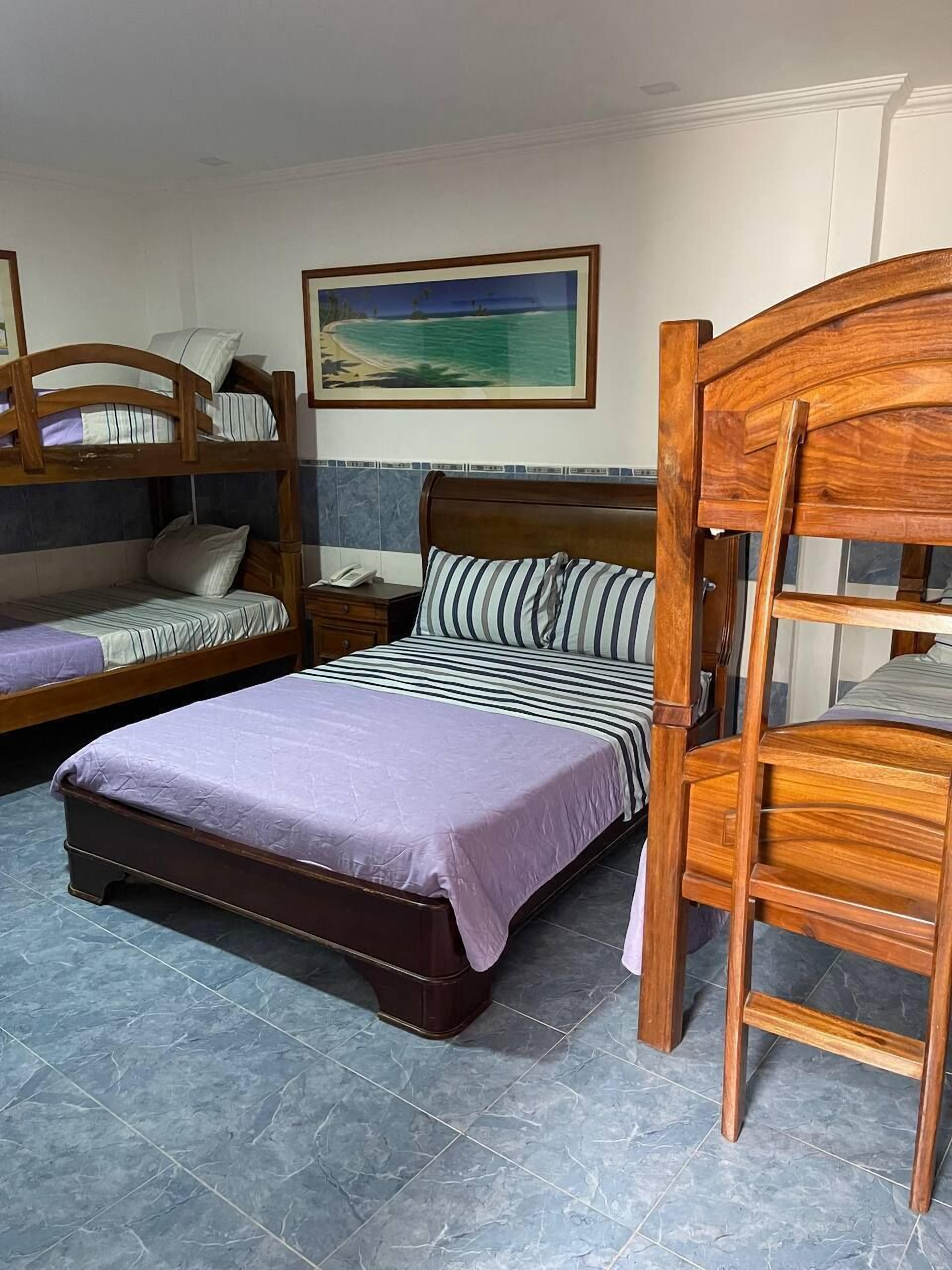 مكتب ومساحة عمل للكمبيوتر المحمول وواي فاي مجانًا وملاءات أسرّة