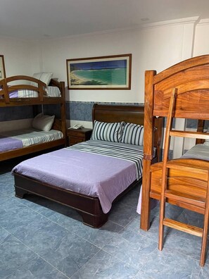 Basic Room | Desk, laptop workspace, free WiFi, bed sheets - POSADA LA PARADA (Catia La Mar)