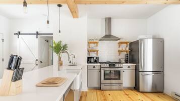 Refrigerador, microondas, horno y parrilla de estufa