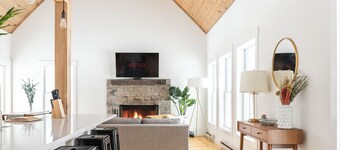 Dog friendly, fenced in Mini Barn with heated hot tub & pool!