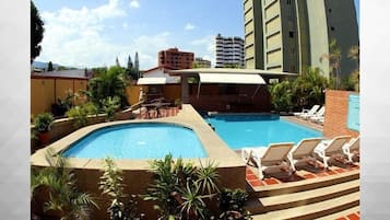 Kolam renang outdoor, dengan kursi berjemur