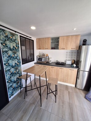 Kjøleskap, mikrobølgeovn, kokeplater og vannkoker