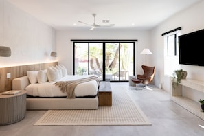 4 habitaciones, escritorio y tabla de planchar con plancha 
