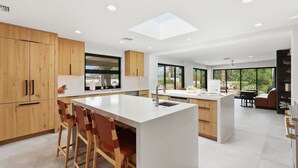 ماكينة لصنع القهوة/الشاي، ثلاجة، ميكروويف، فرن