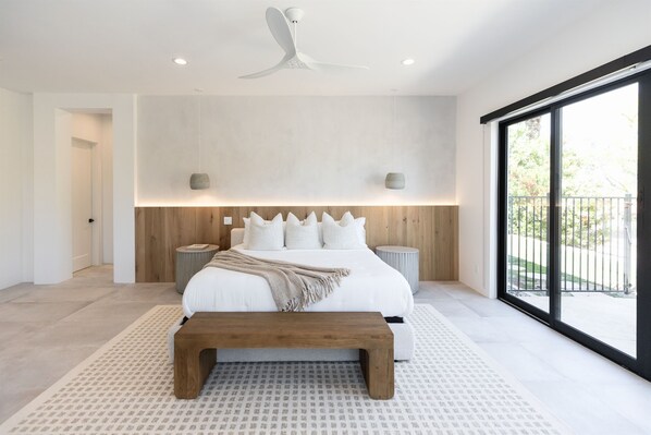 4 habitaciones, escritorio y tabla de planchar con plancha 