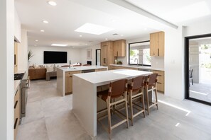 Fridge, microwave, oven, stovetop - Pool~Jacuzzi~EV Charger~Luxury~Desert Park (Paradise Valley)