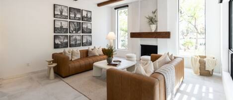 Smart TV, chimenea y tenis de mesa