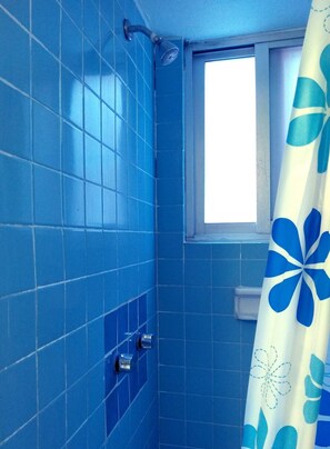 Bruser, hårtørrer, håndklæder, Sæbe