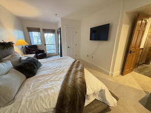 4 bedrooms, desk, free WiFi, bed sheets - Ski on Ski off steps away from Stratton Village (Stratton)