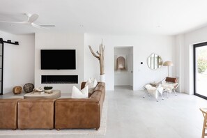 Smart-tv, eldstad, böcker och kontor