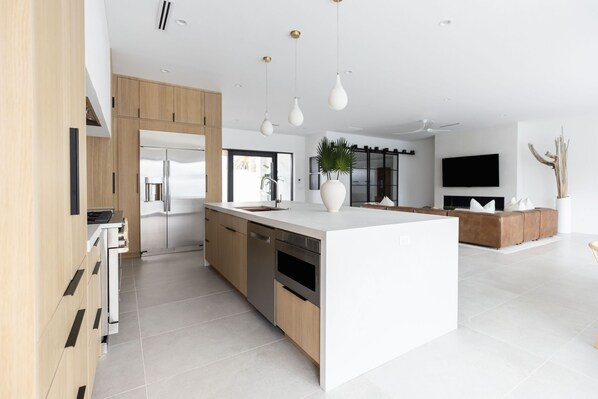 Kylskåp, mikrovågsugn, ugn och spishäll