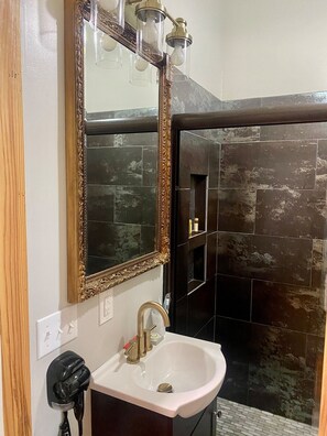 Sèche-cheveux, serviettes fournies