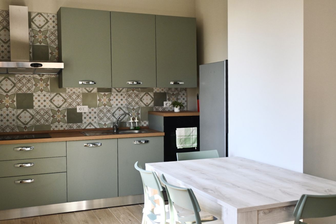 Een koelkast, een oven, een eettafel