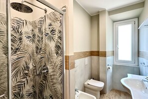 Doccia, bidet, asciugamani