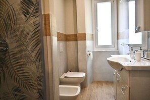 Douche, bidet, serviettes fournies
