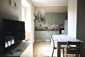 Kühlschrank, Ofen, Esstisch