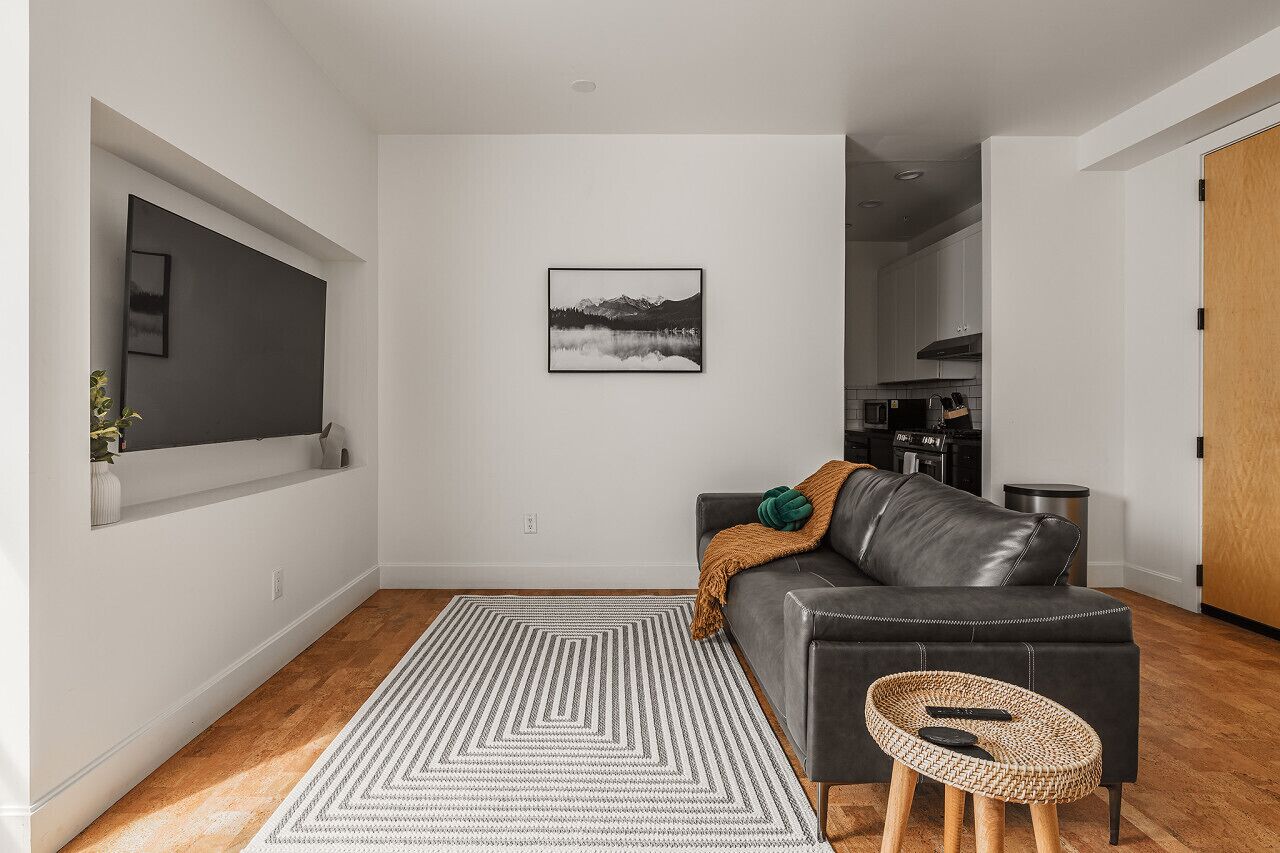 Downtown luxury stay king bed