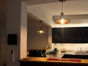 Mini-Kühlschrank, Toaster, Mixer, Grillplatte