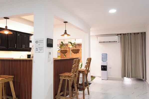 En tv-spelskonsol och smarta högtalare