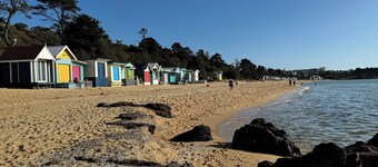 Large Beachside House + 2 Queen Studio Suites, Sleeps up to 12, on Mills Beach