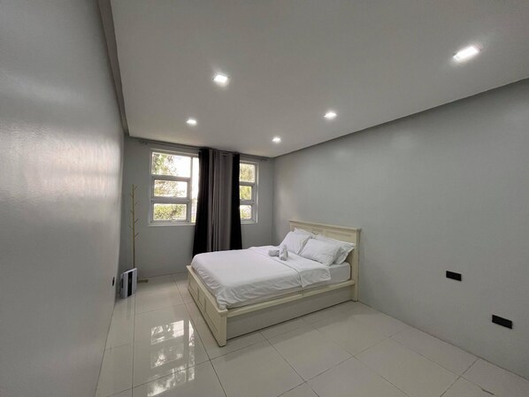 3 bedrooms, iron/ironing board, WiFi, bed sheets