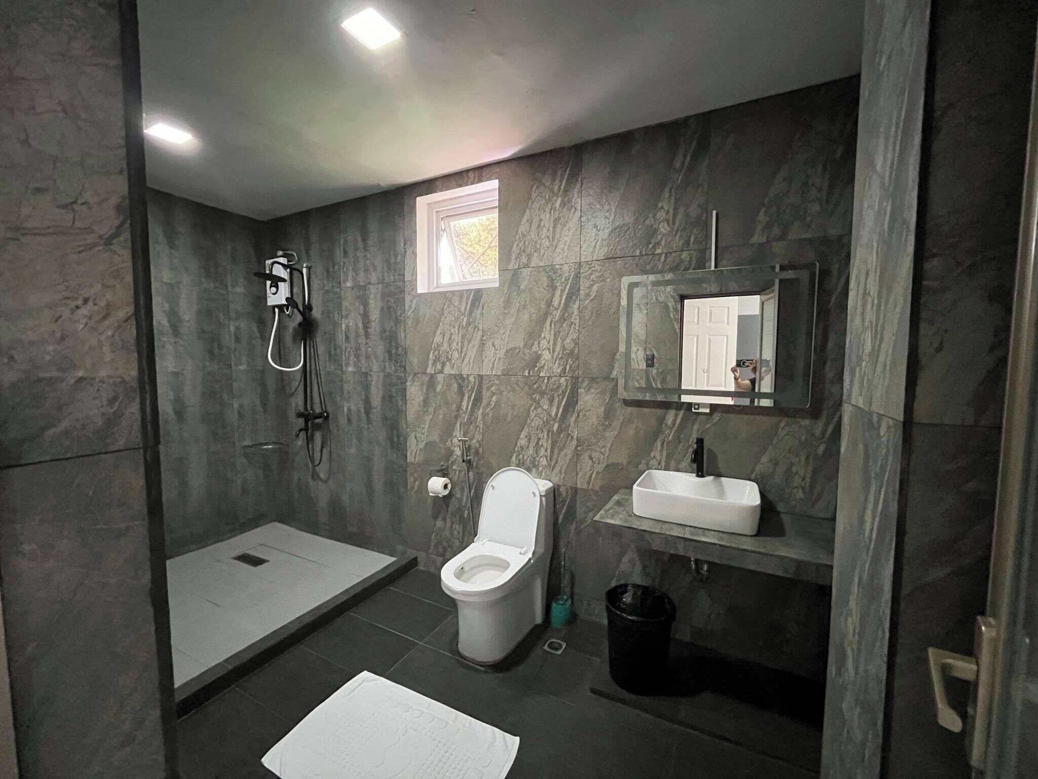 Douche, bidet, serviettes fournies, papier toilette
