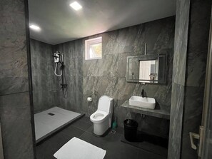 Douche, bidet, serviettes fournies, papier toilette