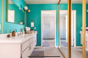 Shower, hair dryer, bidet, towels