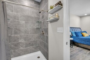 Douche, sèche-cheveux, serviettes fournies, savon