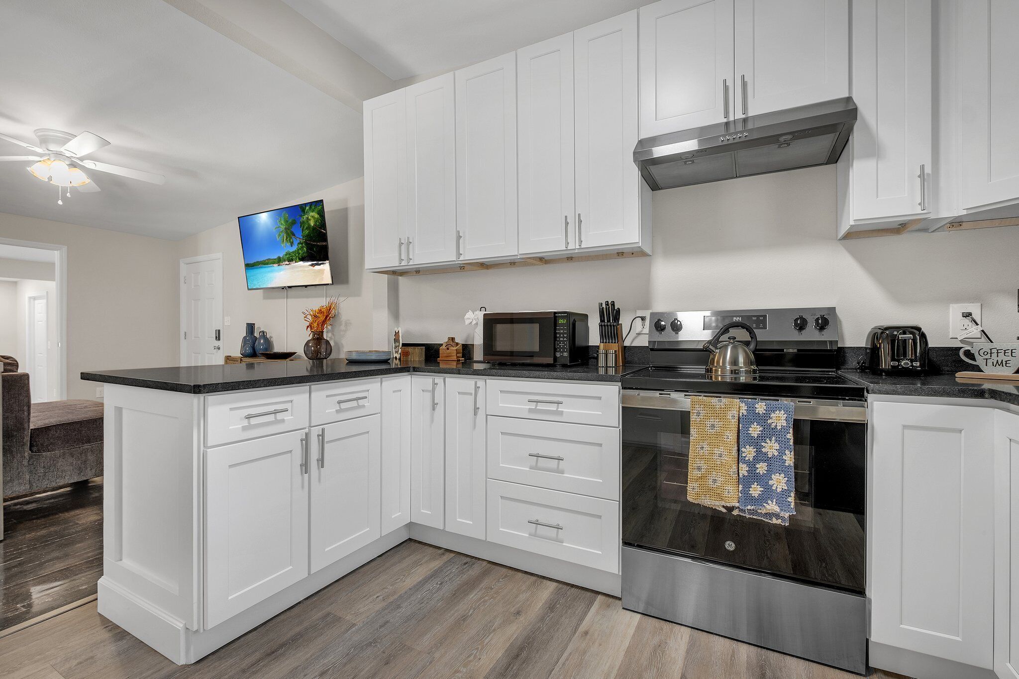 Køleskab, mikrobølgeovn, ovn, kogeplade