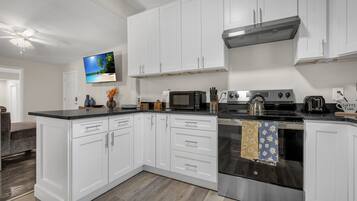 Køleskab, mikrobølgeovn, ovn, kogeplade