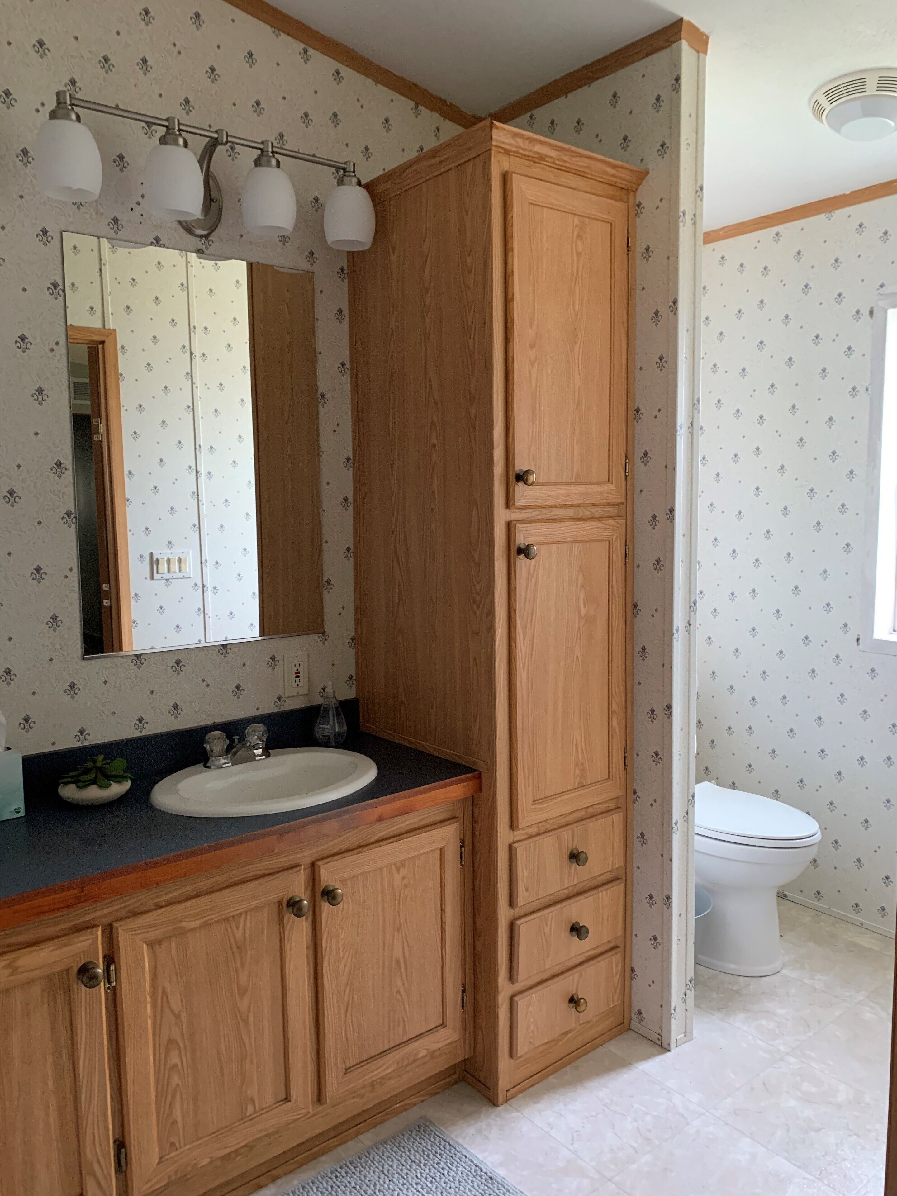 Een haardroger, handdoeken, zeep, shampoo