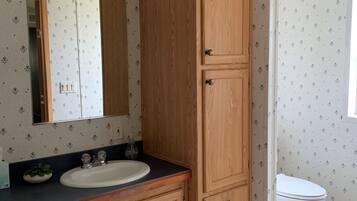 Een haardroger, handdoeken, zeep, shampoo